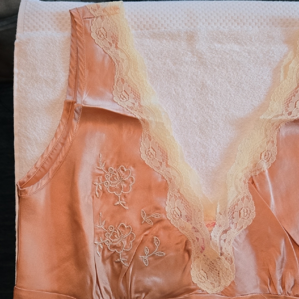 Gold Hawk Peach Satin Chemise with Lace Trim And Detail Size LG. NWT 100% SILK - Picture 4 of 9